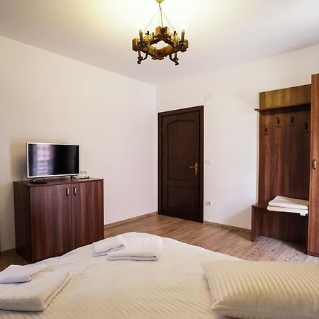 Pensiunea Trei Lalele Moisei Esterno foto