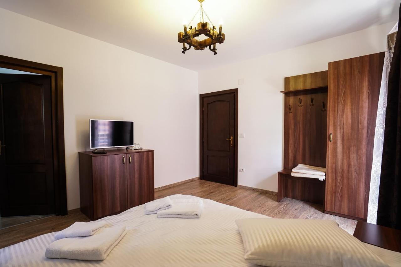 Pensiunea Trei Lalele Moisei Esterno foto