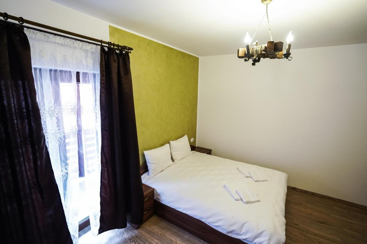 Pensiunea Trei Lalele Moisei Esterno foto