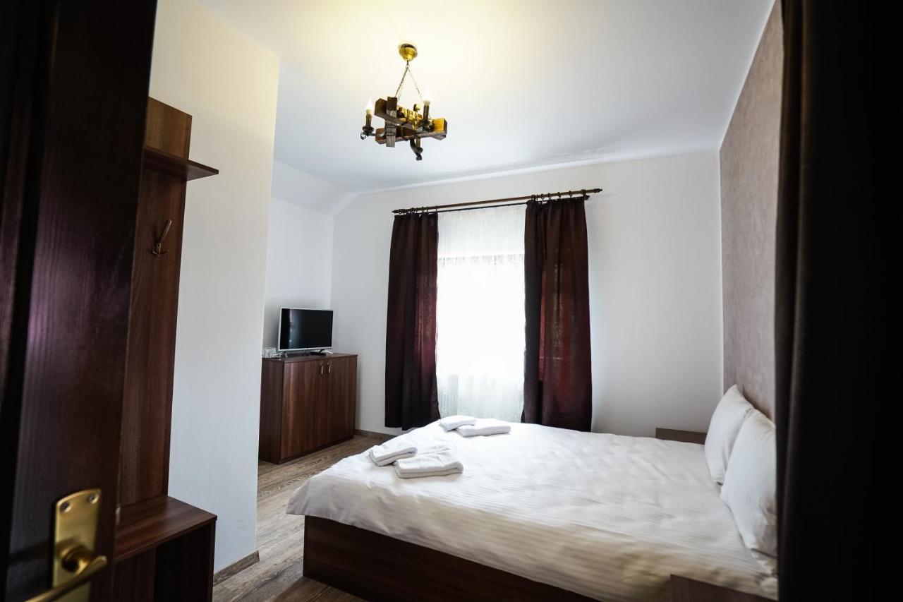Pensiunea Trei Lalele Moisei Esterno foto