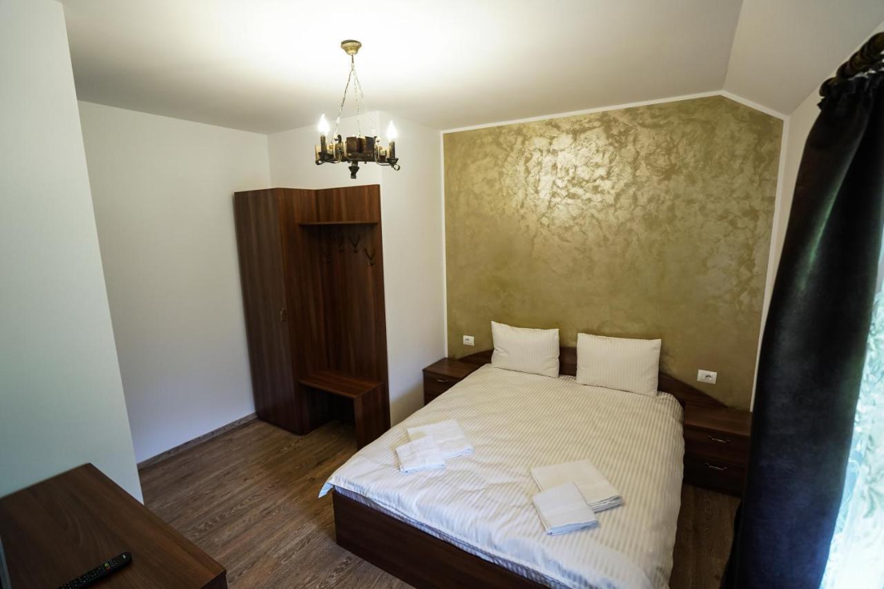 Pensiunea Trei Lalele Moisei Esterno foto