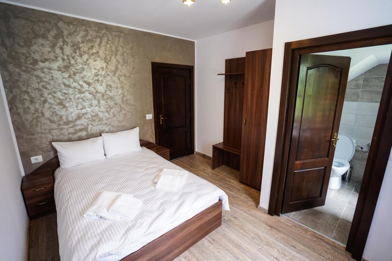 Pensiunea Trei Lalele Moisei Esterno foto